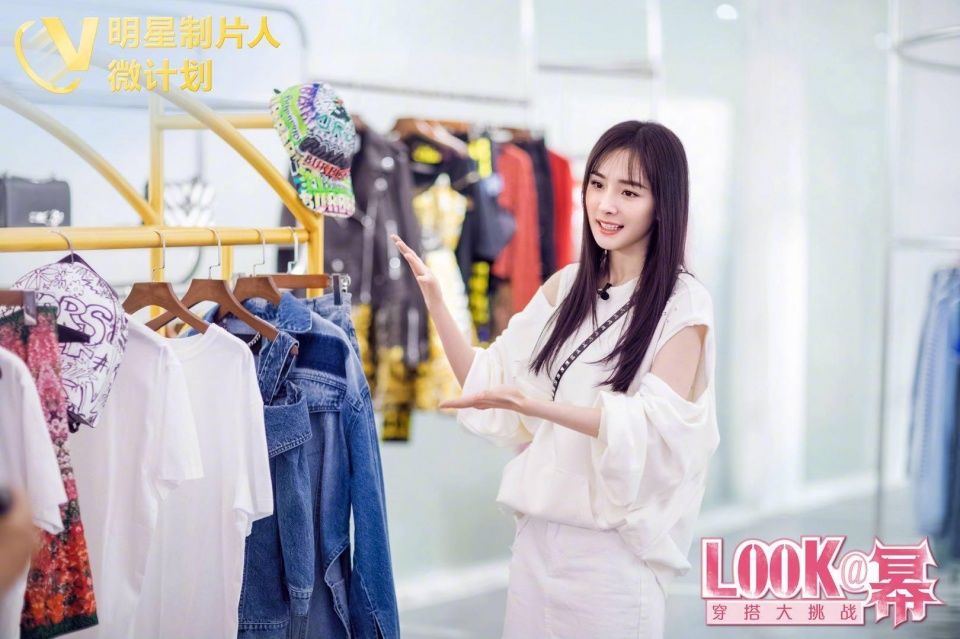 杨幂一身雨衣竟然要8万块，离开造型师后自己的搭配功力真心一般
