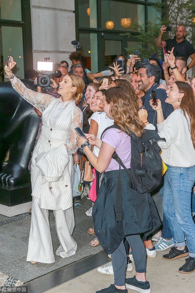 “S女王”布莱克莱弗利甩西装帅一脸 穿“扫地裤”拉高腰线和粉丝