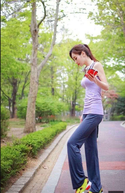 紧身裤也能让女人优雅又洋气，举手投足间充满韵味