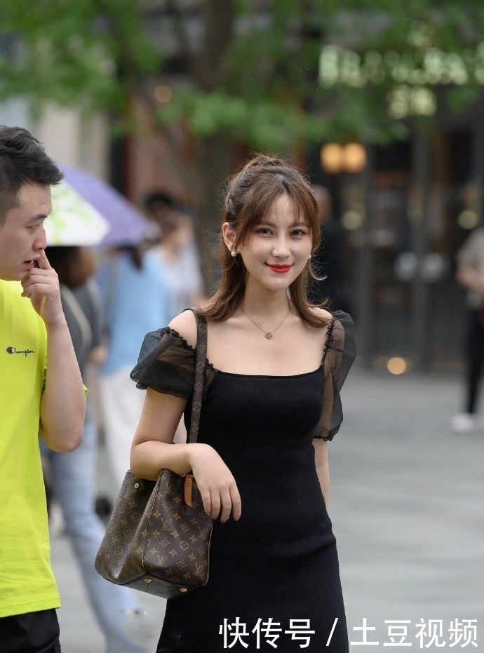  [栗子]美女的眼妆很明显，和栗子色的卷发搭配起来很耐看