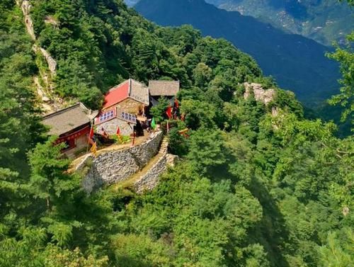 西安最神秘寺庙，整体由铁打造而成，建在绝壁却没有倒下