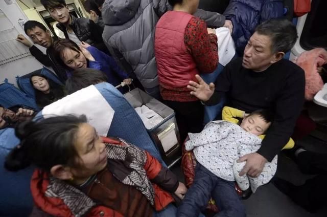 火车明明有饭菜，为何农民工宁愿不吃或者吃泡面，也不愿意花钱买