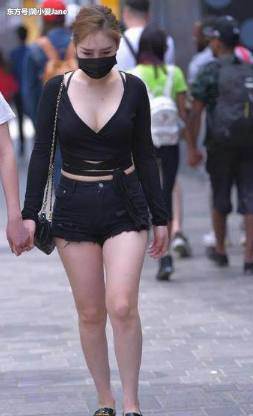 街拍：个性的深V领口包臀裙，从侧面看，好身材不经意间露了出来