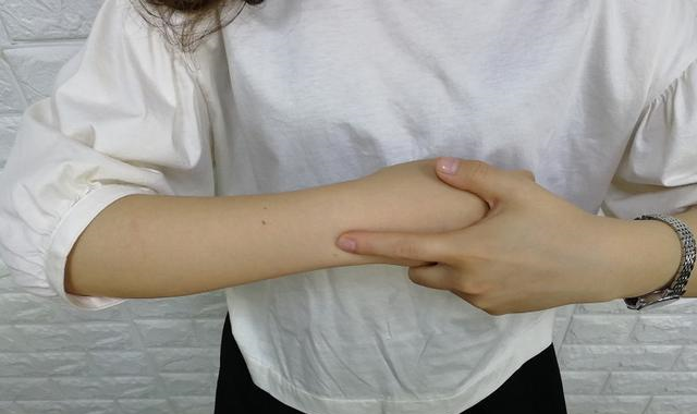 女人长按这3个地方，每天1分钟，改善皮肤暗黄皱纹！