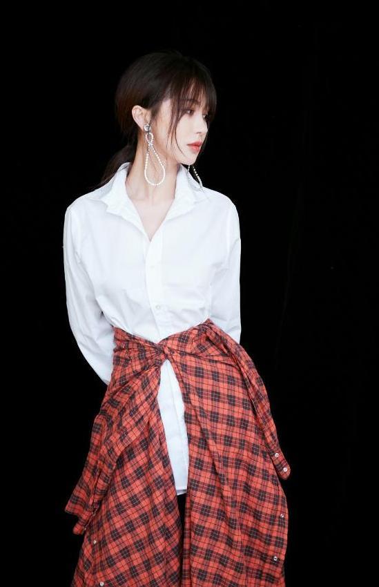 李菲儿真会玩, 竟在短靴上剪个小口透气, 却非常好看!