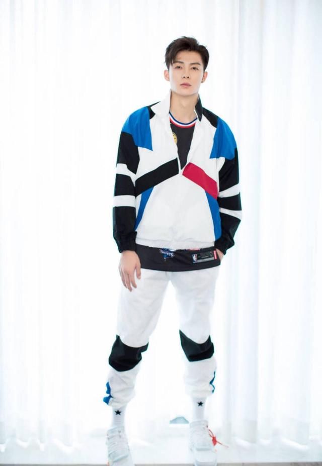 张铭恩化身校服党，你们可以领走啦 网友：运动风好帅