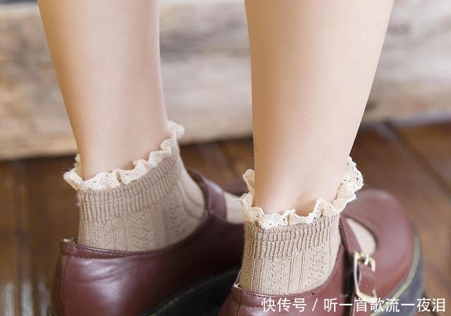 袜控带你解锁,复古文艺小清新的街头造型