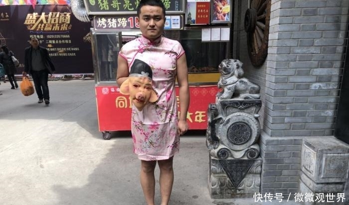 西安男子穿女装街头卖猪蹄，游客助其成网红，拍照人比消费人多！