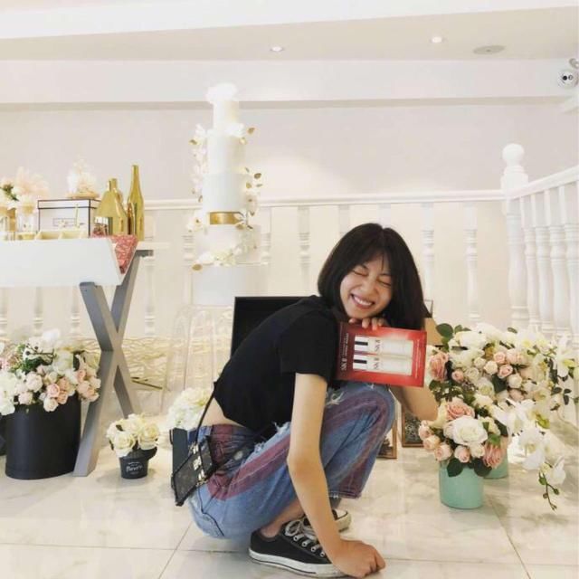 李溪芮最近又美了，手上拿的这款还挺好用，是用它用的吗？