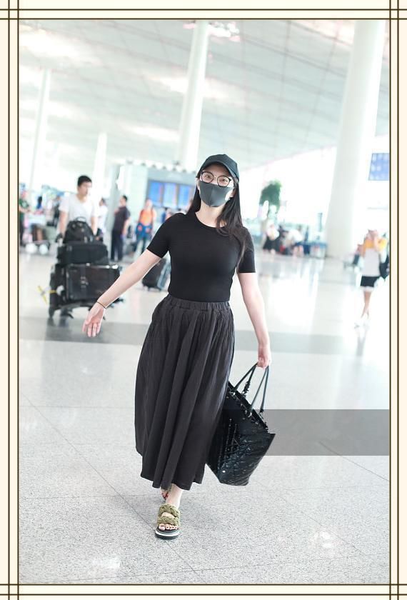 当徐冬冬和冉莹颖同穿紧身裙,网友:谁是真正魔鬼身材一目了然!