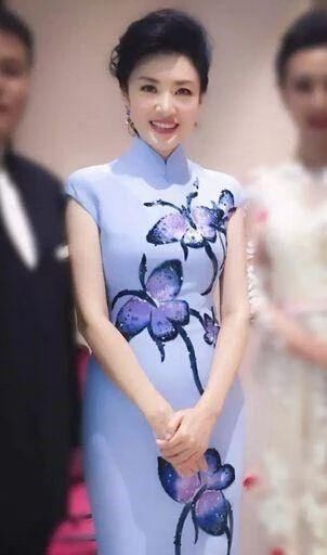 气质@48岁周涛好气质,高开叉长裙高级又优雅,扎丸子头“扮嫩”似少女