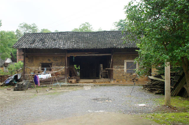  「利润」在农村，有人不出去打工，就靠收“废木头”养家，利润