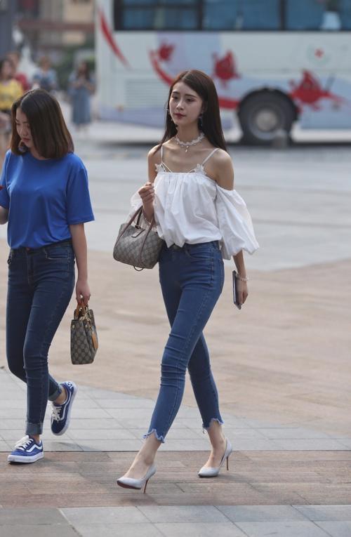 路人街拍，白色吊带搭配紧身牛仔裤的漂亮小姐姐