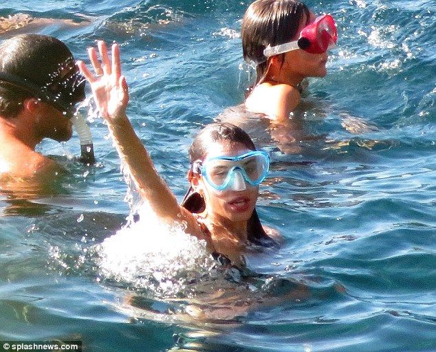 英国34岁女模特西班牙度假 身穿比基尼尽显小蛮腰