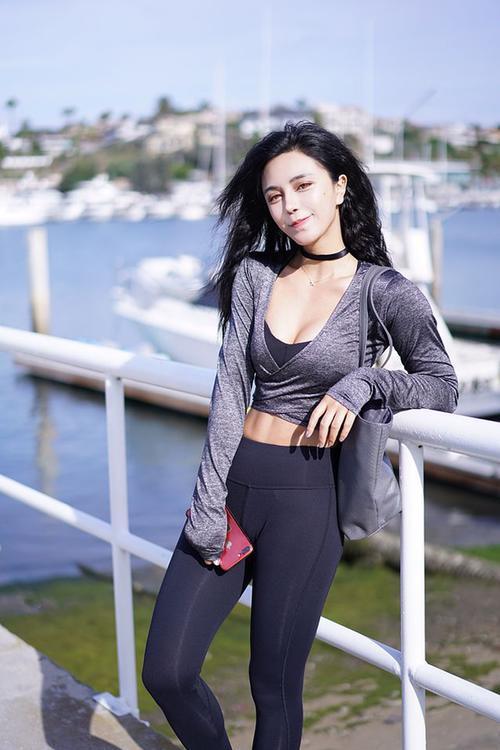 玲珑凹凸的紧身打底裤美女，彰显柔美女性韵味，性感不俗气！