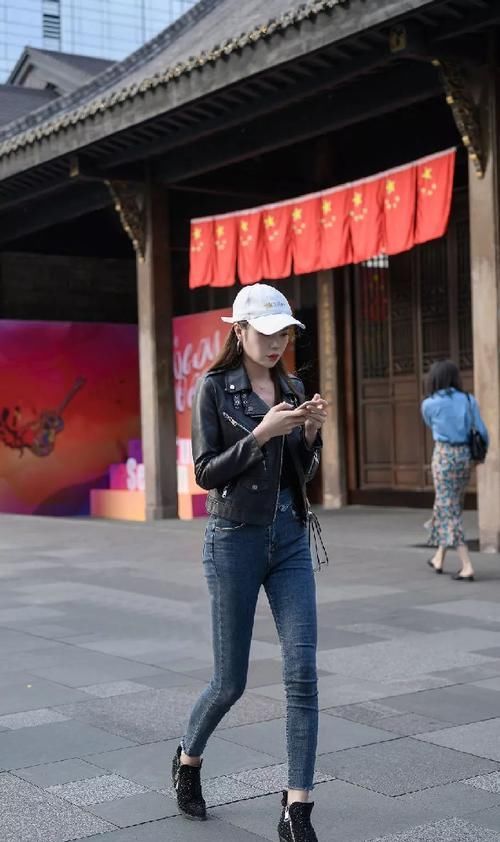 小姐姐选择@时髦的小姐姐紧身牛仔裤搭配一双短靴,修身显瘦提升气质!