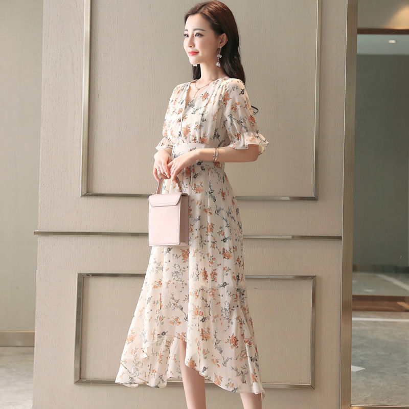 月薪过万的小姨突然把真丝裙扔了，衣柜全放这种温柔裙，超显美嫩