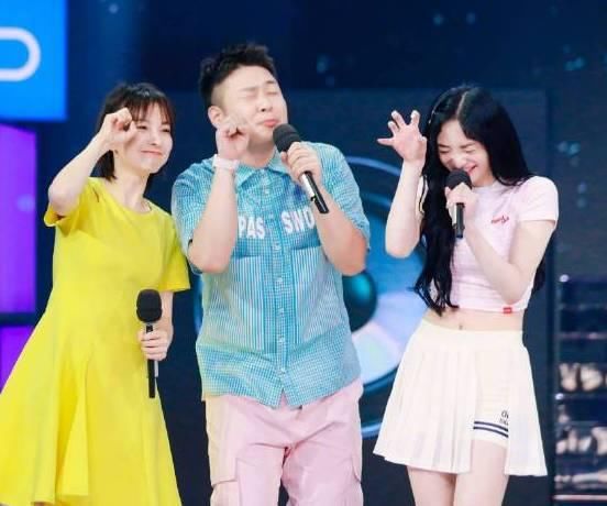 20岁周洁琼和35岁吴昕同穿黄色连衣裙，网友：一个真嫩一个装嫩