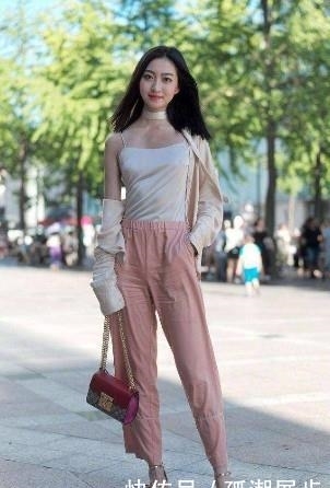 「紧身衣」街拍:国色天香的小姐姐,白蕾丝紧身衣配短裤,十分温婉甜美