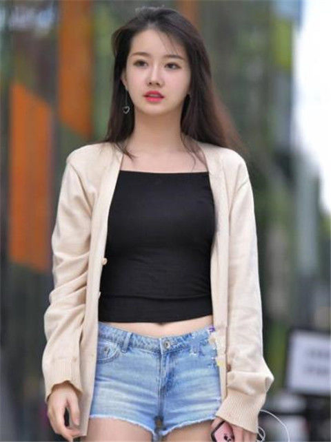 『小美女』街拍:精致五官的小美女,淡雅的妆容,眉清目秀