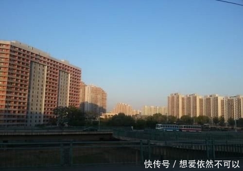 「学家大街」朝鲜印象:朝鲜居民楼阳台是什么样的?