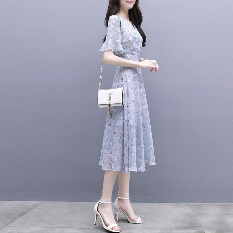 如今女人穿衣真大胆，深V装实力”真空“亮点满满，秀出傲人身材