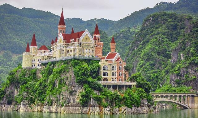 贵州山水中突然飞来了座天鹅堡,你说感觉奇不奇怪