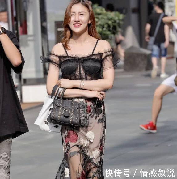 妹子真敢穿，远看就像穿着内衣在街头穿梭，简直太吸引眼球了！