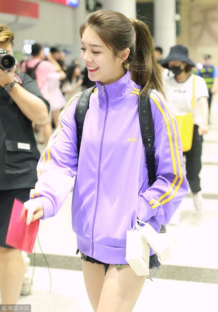 傅菁穿紫色运动装玩下衣失踪秀腿展青春  举“大吉大利”红包挡脸