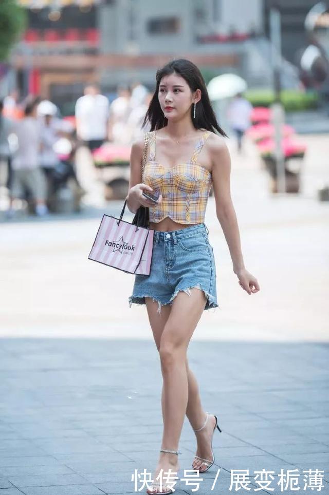  『姐姐』姐姐身上穿着一件修身的吊带搭配一双高跟鞋，十分的有气质