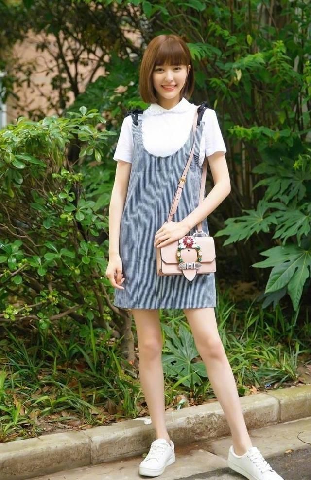 唐嫣白衬衫搭背带裙清新阳光，剪了短发的她活脱脱的十八岁!