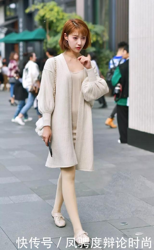 路人街拍,小姐姐黑色的鞋带衬托着白皙玉足,显得非常性感!