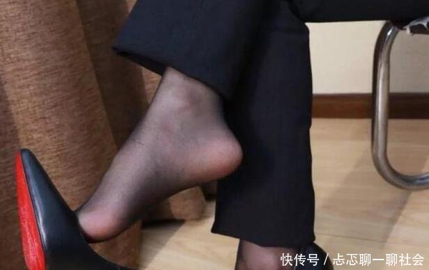 清新迷人尖头高跟鞋，衬托出都市女人的魅力，显现性感的魅力！