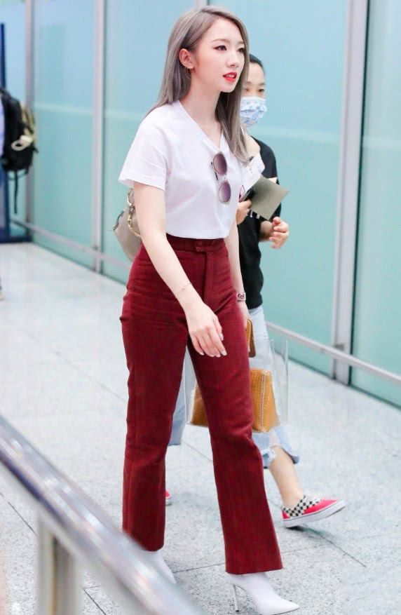 孟美岐的隐形鞋简直绝了，只用一个“点”就撑起了12厘米高跟!