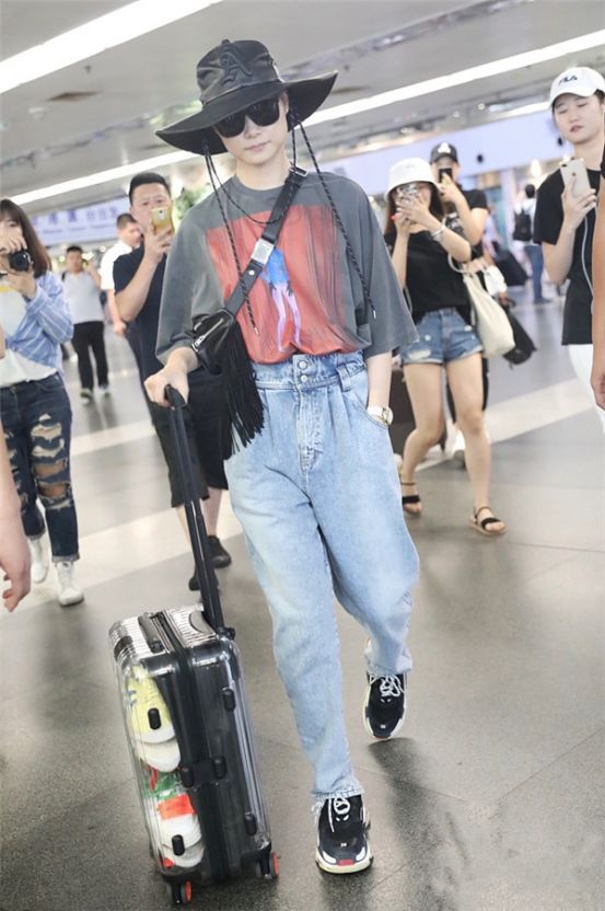 李宇春现身机场，2万多块的行李箱是透明的，网友：毫无隐私可言