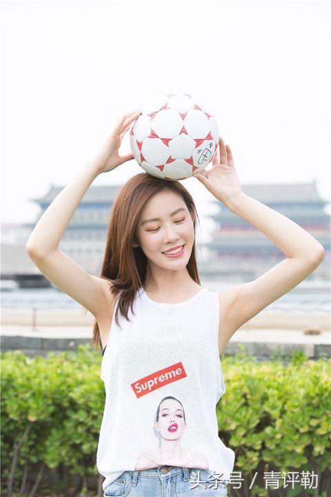 阳光美女，拿球玩耍十分俏皮