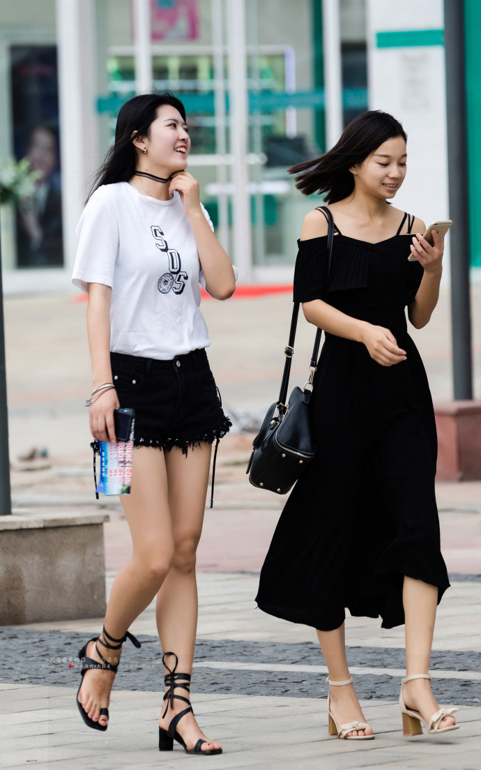 路人街拍，炎热的夏季热裤跟大长腿更配哦