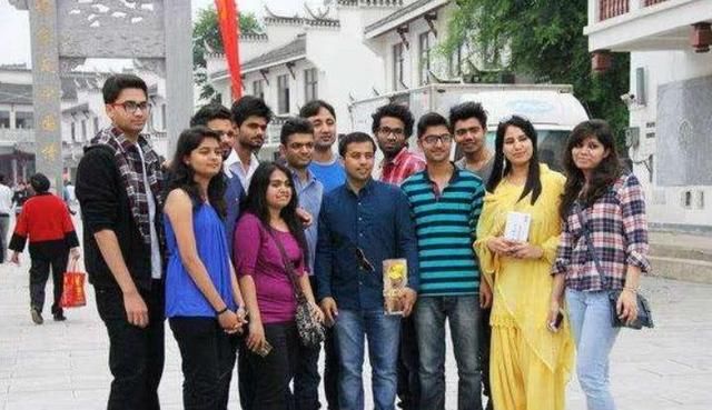 巴铁一家三口来中国旅游，到横店门口愣住了，还是走吧！