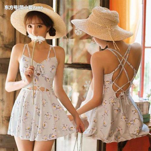 夏季选对泳衣,演绎摩登范儿,尽情的释放性感和美丽