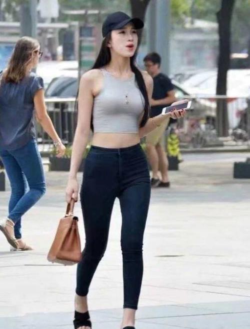 路人街拍，粉红色短裙的小姐姐，好看