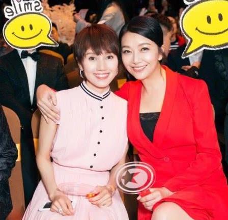 41岁袁泉霸气外漏，换了身皮衣更似女王，坐下来裤腿让人手痒