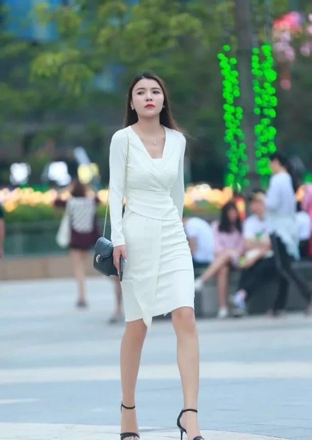  美女■街拍：气质靓丽的时尚美女，白底的印花连衣裙很显气质，时尚大方