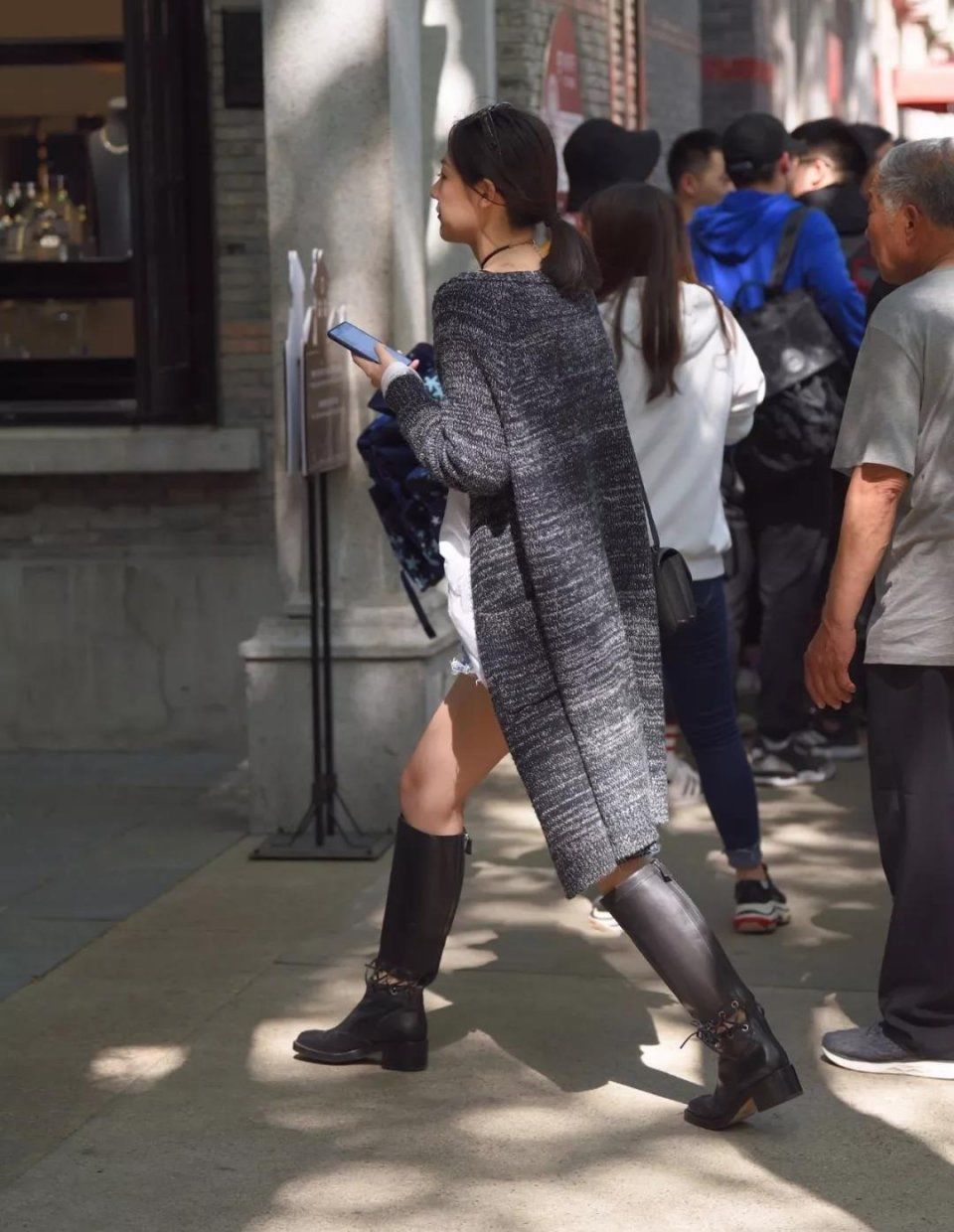 街拍：身材不错，穿长筒靴和牛仔短裤的性感美女