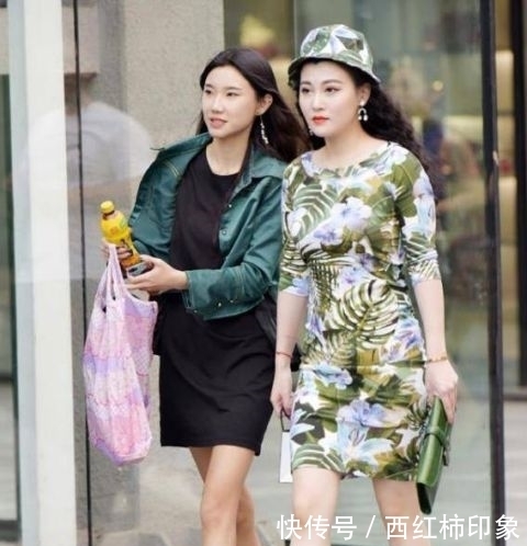  「休闲裤」街拍：亭亭玉立的小姐姐，一件米色上衣配白色休闲裤，女人味十足