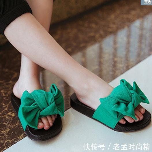  『贴心』一双凉鞋是妈妈贴心的礼物，让家里小公主的小脚丫更清爽舒适!