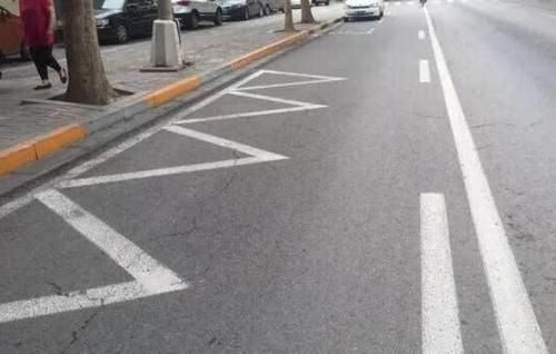  驾照|开车遇到“三角标线”，老司机坦然应对，新手司机两本驾照都不够罚