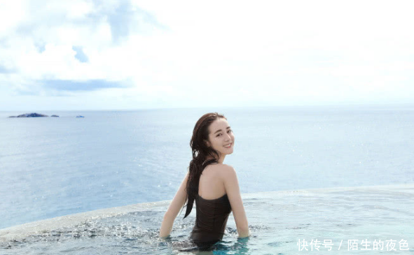 谁说潜水服不时尚，迪丽热巴穿上身材藏都藏不住了，这造型给满分