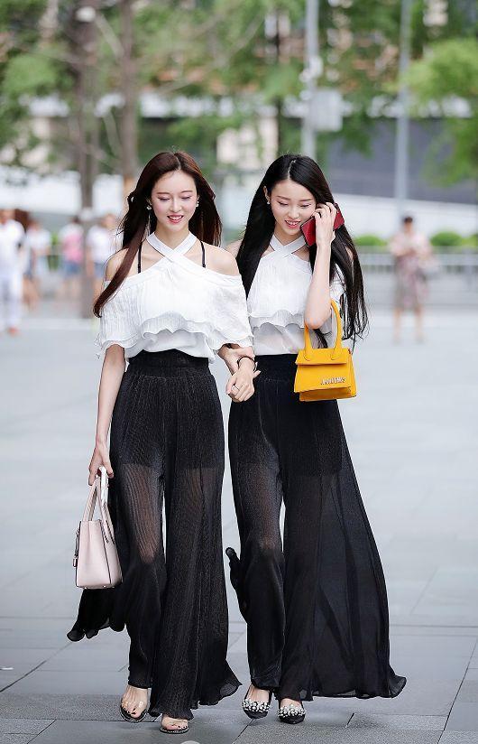 路人街拍，双胞胎小姐姐身穿一样的服装，很是抢眼