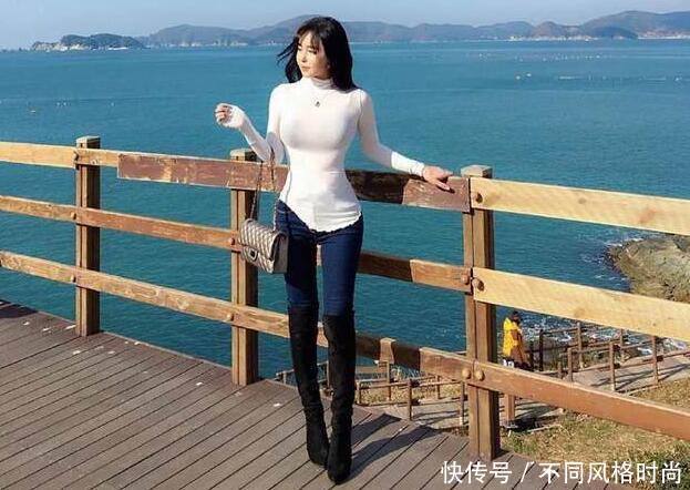 摩登个性的牛仔裤小姐姐，呈现最美身姿，十分抢眼！