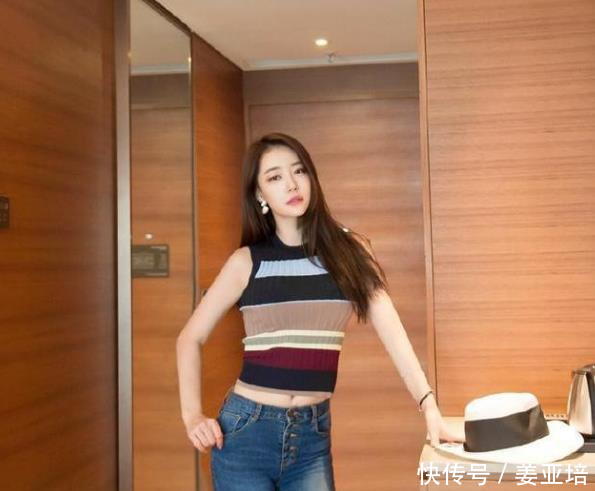 清秀唯美的牛仔裤美女，轻松秀出大长腿，尽显女性风采